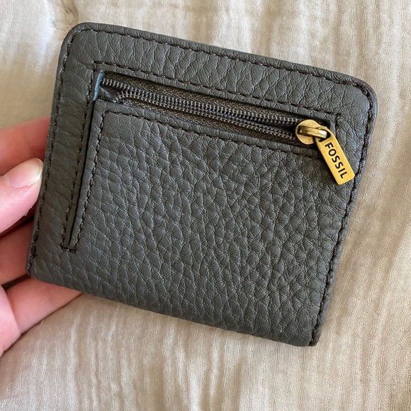 SOLD— FOSSIL WALLET - Picture 2 of 6